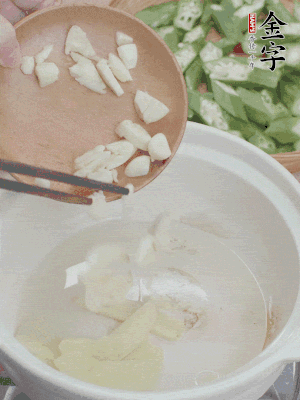 砂煲熱油，姜蒜、辣椒煸香。