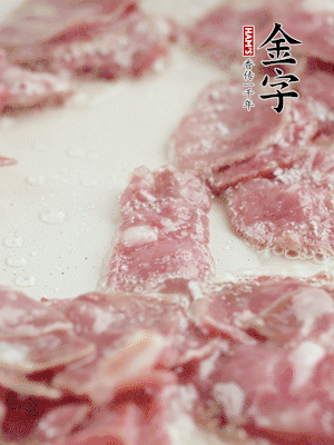 炒鍋熱油，下培根火腿煸炒。
