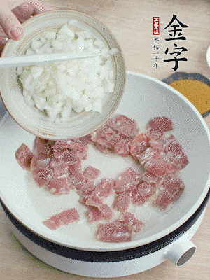 依次下洋蔥、紅菜椒、豌豆粒、玉米粒翻炒均勻。