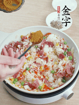 1勺咖喱粉、1/2勺鹽，少許黑胡椒碎炒均。