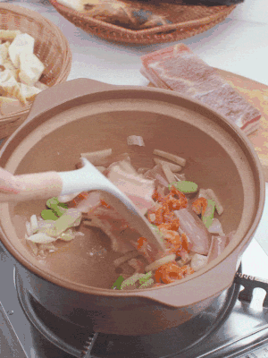 砂鍋中倒入油，放入姜片、蔥段、咸肉、海米炒出香味。