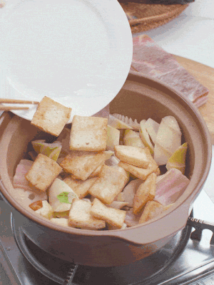 依次下春筍、豆腐，開(kāi)水沒(méi)過(guò)食材。