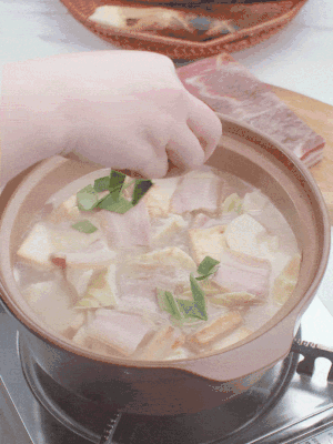 一小撮鹽、糖、雞精調(diào)味，最后撒點(diǎn)蒜葉點(diǎn)綴。