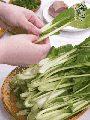 小青菜掰成一片片。