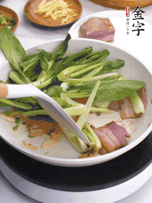 下小青菜翻炒，菜梆子變軟時，撒一點(diǎn)鹽、雞精調(diào)味。