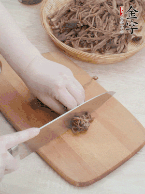 干茶樹菇浸泡過夜，去老根焯水，擠干水份。