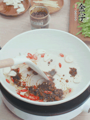 熱鍋涼油，姜蒜、辣椒、金字火腿xo醬炒香。