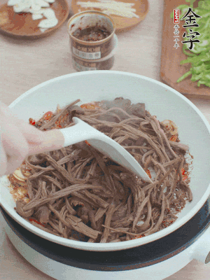 下茶樹菇煸炒4分鐘。