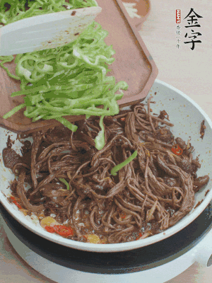 水分煸干，下青椒絲快炒1分鐘。