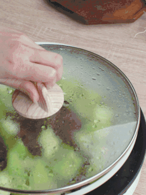 西葫蘆略出水時(shí)，加一小撮鹽調(diào)味。