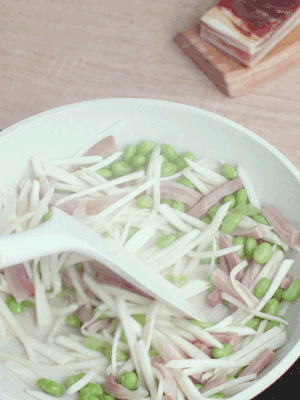 下茭白絲、青豆翻炒。