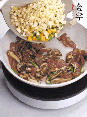 鍋里熱油，爆香蔥白，下香腸片炒至微微出油，加時(shí)蔬粒、香菇粒、春筍粒翻炒均勻。