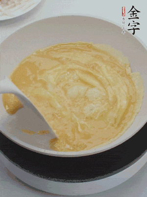 2個(gè)雞蛋炒散。