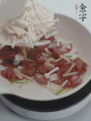 放白玉菇、青紅辣椒、雞蛋。