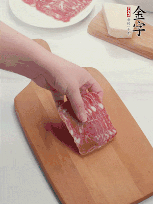 金字培根火腿改刀切小片；白洋蔥切??；新鮮豌豆剝殼。