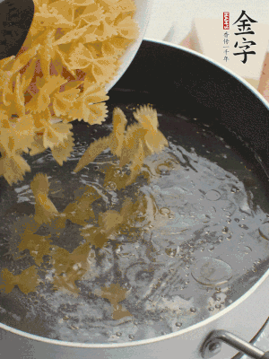 蝴蝶面加橄欖油煮熟；豌豆焯水30秒。