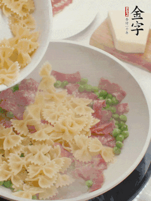 1小勺鹽調(diào)味，混合一起燉煮一下。