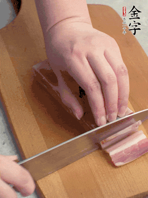 百合切去頭尾，分開洗凈;咸肉切薄片。