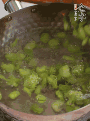鍋中水沸，放一撮鹽，下蠶豆豆瓣焯3分鐘，下百合，3秒撈出，一起撈出瀝水。