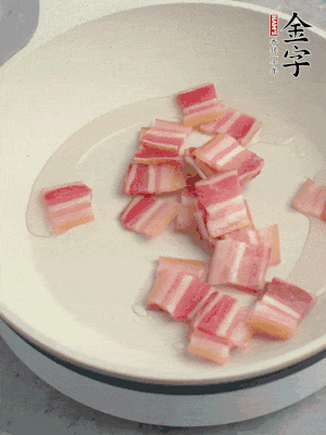 鍋中少許油，金字淡咸肉煸香。