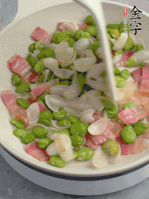 放蠶豆豆瓣、百合炒勻。