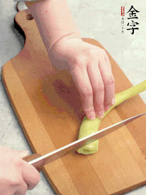 蔥切段，姜切絲，辣椒斜切成塊。