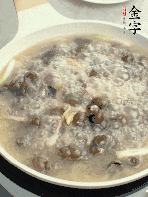 放辣椒，加一點(diǎn)鹽、糖，大火翻炒。