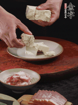 一塊老豆腐掰成大塊。