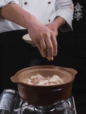 下蝦仁干，煮5分鐘。撒蒜葉，煮1分鐘。