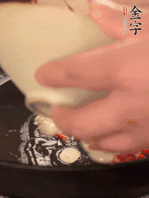 豬油潤鍋，下辣椒、大蒜、火腿片煸香。