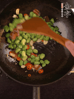 再下蠶豆煸炒，加1勺料酒調(diào)味。