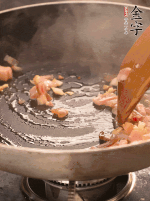 熱油爆香大蒜粒，煸香咸肉丁，淋一勺黃酒調(diào)味。