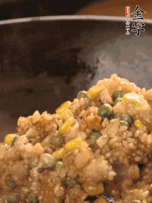 再下糯米，1勺蠔油、2勺生抽調(diào)味翻炒均勻。