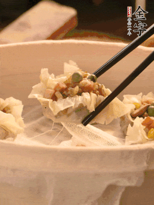 包好的燒賣放在蒸籠上，水開后蒸8分鐘左右。