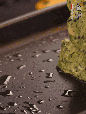 熱鍋擦一下油，下面糊攤平。