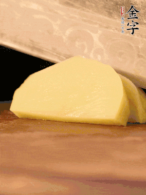土豆去皮切丁。水開后，放入鍋中煮2-3分鐘，撈出瀝干水分。