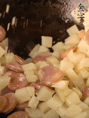 再放烤腸片煎熟。撒點鹽、孜然粉、辣椒面。