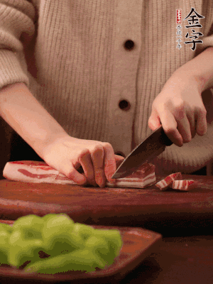 金字淡咸肉切片，冷水入鍋，加姜片、料酒略焯水。同步，五花肉切塊焯水。