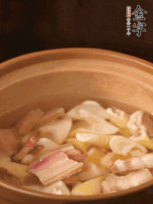 春筍、咸肉、咸肉一起入砂鍋，加姜片、料酒、清水大火煮沸到湯色變白。轉(zhuǎn)小火慢篤半小時(shí)。