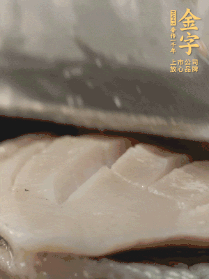 鮑魚用勺子撬出來，去掉內(nèi)臟和牙齒，加面粉、白醋、鹽、啤酒抓一下，清水洗凈，切花刀。