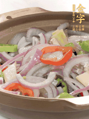 砂鍋底鋪上香菜，放上料頭，再放上焯過水的鮑魚殼。