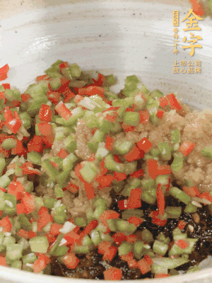 XO醬、蒜蓉醬、青紅椒粒攪拌成醬料。