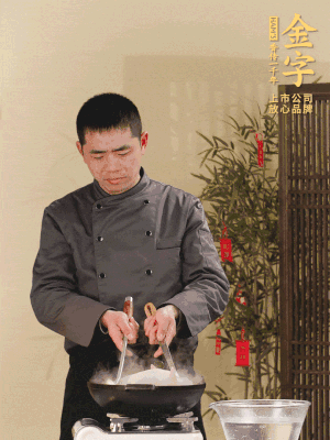 整只土雞冷水下鍋，加蔥姜、料酒焯水，撈出后用溫水清洗干凈。
