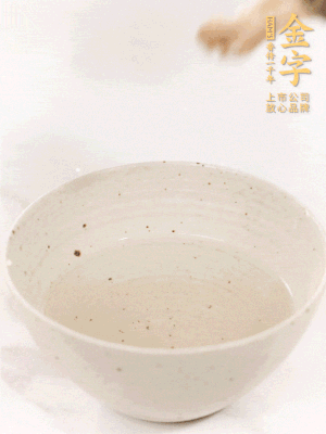 羊肚菌流水洗凈2遍后，溫水泡發(fā)15-20分鐘。