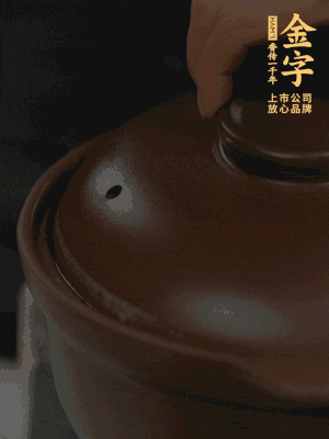 雞、火腿、姜片一起放入砂鍋中，大火轉(zhuǎn)小火燉2小時(shí)。