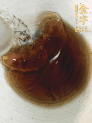 黃酒中加清水、蒸魚豉油、白砂糖混合均勻。