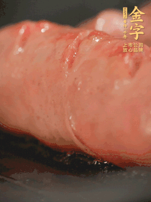 金字烤腸劃花刀，小火慢煎，煎到表皮金黃微焦即可。