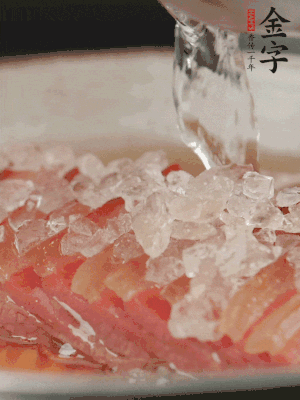 依舊放上冰糖100g、黃酒100g、水200g，鍋中再蒸15分鐘。