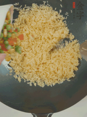 下豌豆粒、胡蘿卜粒、玉米粒。（買(mǎi)現(xiàn)成冷凍的雜菜即可，非常方便）