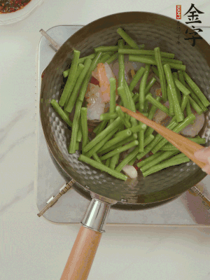 下掰好的缸豆段翻炒，略燜煮。